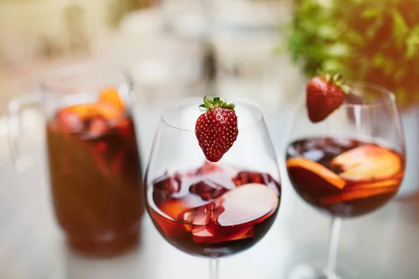 Sommergetränke Fruchtcocktails Auf Weißem Holztisch Mit Beeren — Stockfoto