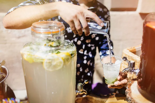 Barmen Mojito içmek kokteyl yapmak 