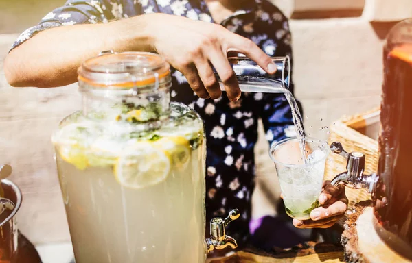 Barmen Mojito içmek kokteyl yapmak 