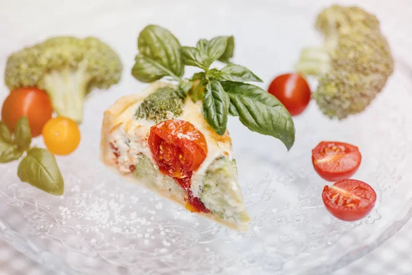 Brushetta şarap için. Koyu arka plan üzerinde rustik ahşap tahta üzerinde kırmızı şarap ile küçük sandviç salam, domates, parmesan peyniri, taze fesleğen ve balsamik krem ile çeşitli servis