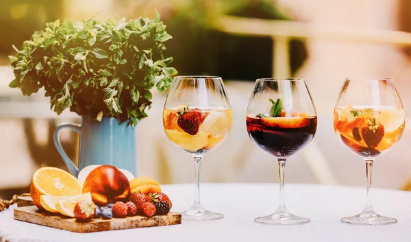 yaz içecekler, meyve kokteylleri çilek Beyaz ahşap tablo