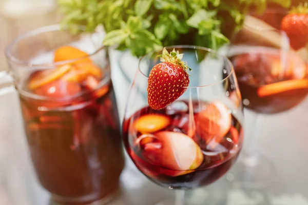 夏の飲み物 果実と白い木のテーブルにフルーツ カクテル — ストック写真