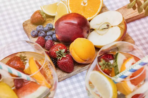 yaz içecekler, meyve kokteylleri çilek Beyaz ahşap tablo