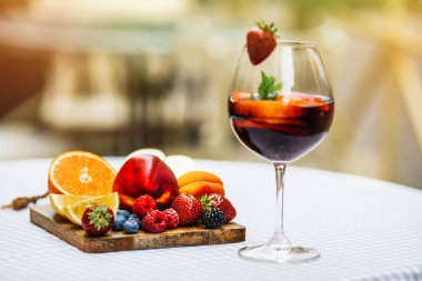 Yaz içki sangria - kırmızı, pembe ve beyaz. Şampanya, pembe ve kırmızı şarap, çilek, portakal, limon, yeşil elma ve greyfurt.