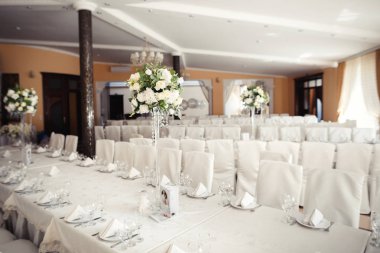 bir restoranda iyi hizmet tablolar