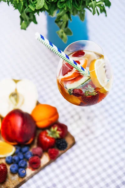 Sommaren Dricka Sangria Rött Rosa Och Vit Med Champagne Rosa — Stockfoto