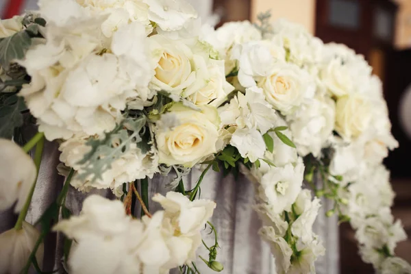 Hochzeitsdekoration Mit Blumen Zur Zeremonie — Stockfoto