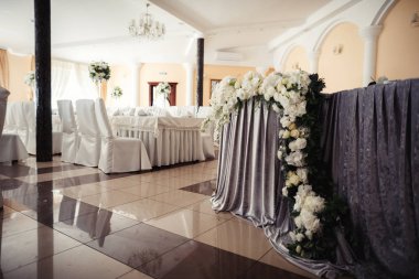 Düğün dekorasyon töreni için çiçekli