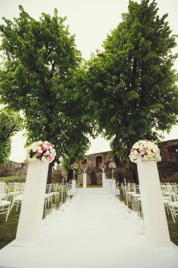 düğün kemer ve sandalyeler parkta yeşil çimenlerin üzerinde. Düğün töreni süslemeleri