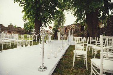 düğün kemer ve sandalyeler parkta yeşil çimenlerin üzerinde. Düğün töreni süslemeleri