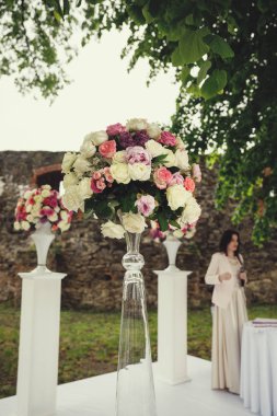 düğün kemer ve sandalyeler parkta yeşil çimenlerin üzerinde. Düğün töreni süslemeleri