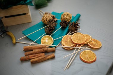 Kuru turuncu ve koniler Noel kompozisyonu