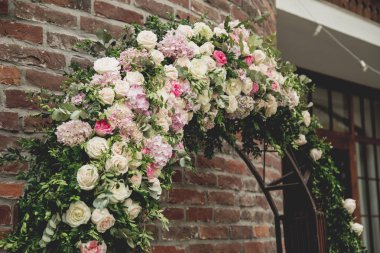 Düğün dekorasyon töreni için çiçekli