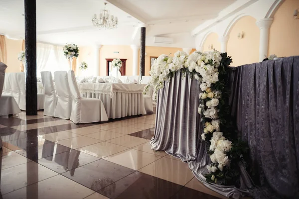 Düğün dekorasyon töreni için çiçekli