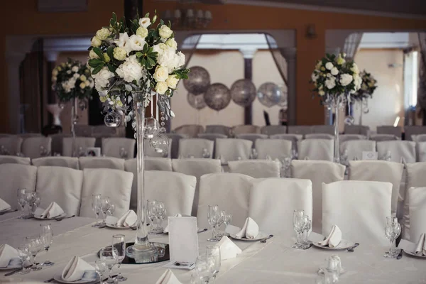 Eleganter Hochzeitstisch Arrangement Restaurant — Stockfoto