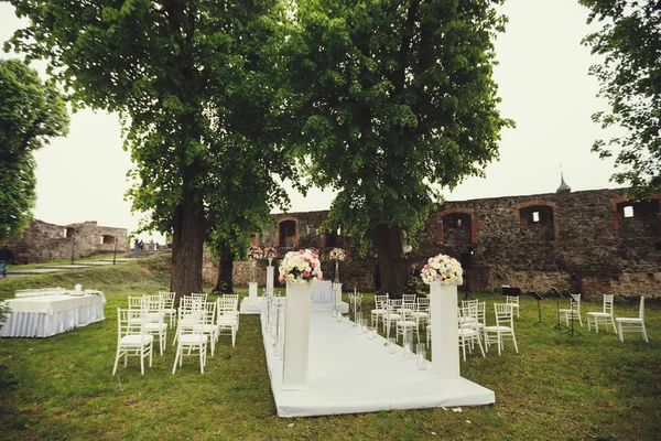 Huwelijksboog Stoelen Het Groene Gras Het Park Decoratie Van Ceremonie — Stockfoto