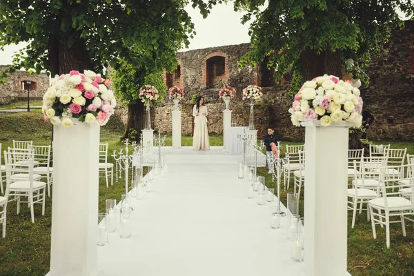 Arco Casamento Cadeiras Grama Verde Parque Decorações Cerimônia Casamento — Fotografia de Stock