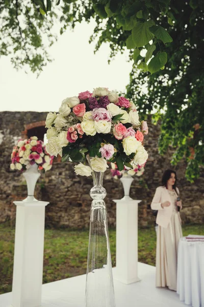 düğün kemer ve sandalyeler parkta yeşil çimenlerin üzerinde. Düğün töreni süslemeleri