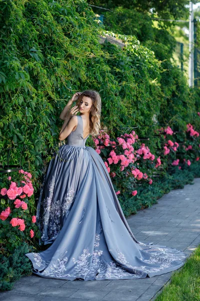 Belle Femme Heureuse Dans Parc Par Une Chaude Journée Été — Photo