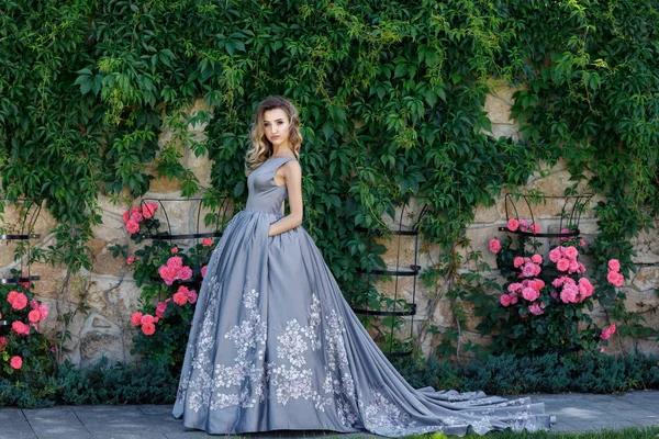 Schöne Glückliche Frau Park Einem Warmen Sommertag — Stockfoto