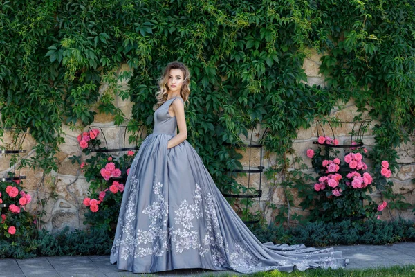 Schöne Glückliche Frau Park Einem Warmen Sommertag — Stockfoto