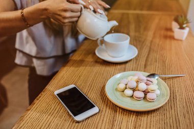 Çay içme bir restoranda büyüleyici kadın