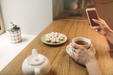 Kadınların elleri hücre telefon tutarak yakın çekim .