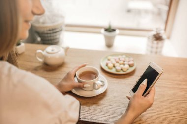Kadınların elleri hücre telefon tutarak yakın çekim .