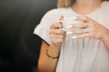 Sıcak kahve içecek fincan kadınla