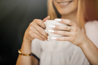 Sıcak kahve içecek fincan kadınla
