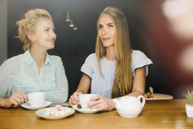 Kadınlar sıcak kahve içecek ve çerezler ile