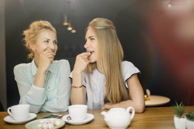 Kadınlar sıcak kahve içecek ve çerezler ile