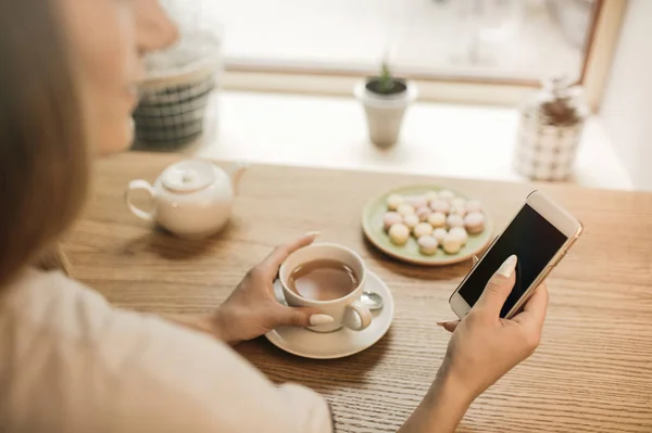 Wanita Cantik Muda Mengobrol Telepon Pintarnya Sambil Bersantai Kafe Setelah — Stok Foto