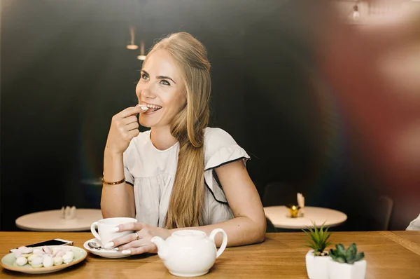 Mujer con taza de bebida de café caliente —  Fotos de Stock