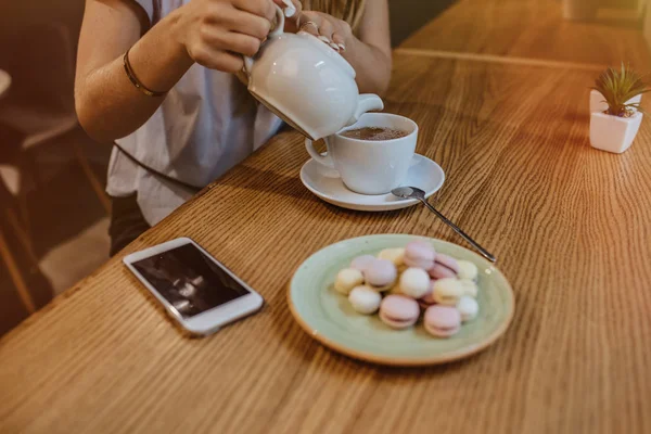 Nő a telefon és a forró tea — Stock Fotó