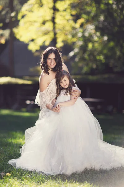 Lycklig Mamma Med Dotter Spelar Park — Stockfoto