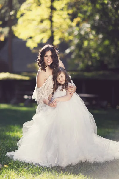 Lycklig Mamma Med Dotter Spelar Park — Stockfoto