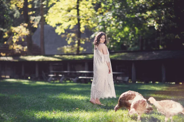 Portrait Belle Femme Heureuse Posant Dans Nature — Photo