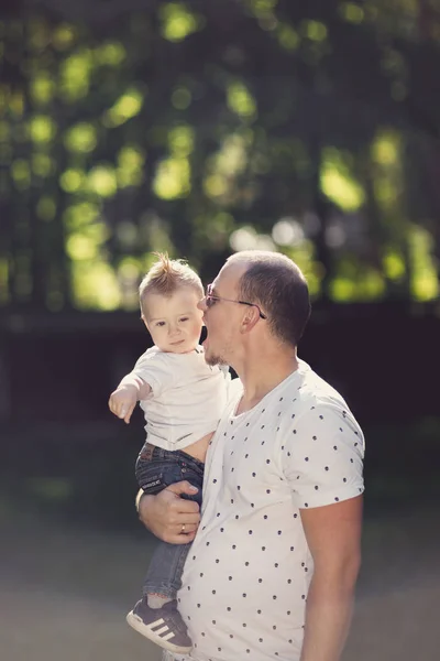 公園で遊ぶ息子と父 — ストック写真