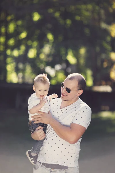 Glücklicher Vater Mit Sohn Beim Spielen Park — Stockfoto