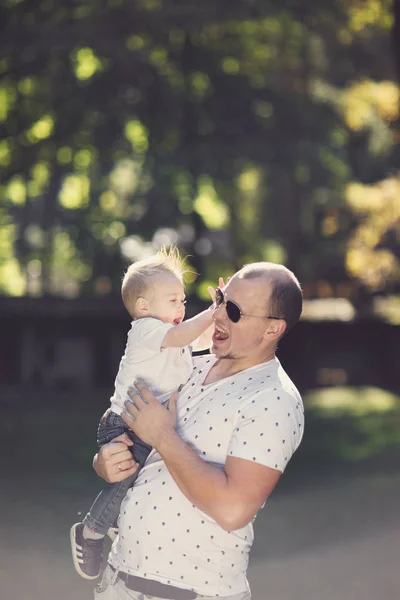 公園で遊ぶ息子と父 — ストック写真