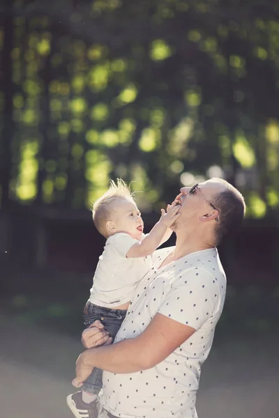 Glücklicher Vater Mit Sohn Beim Spielen Park — Stockfoto