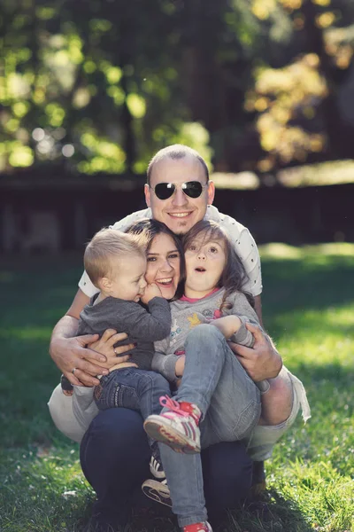 Família Feliz Com Crianças Brincando Parque — Fotografia de Stock