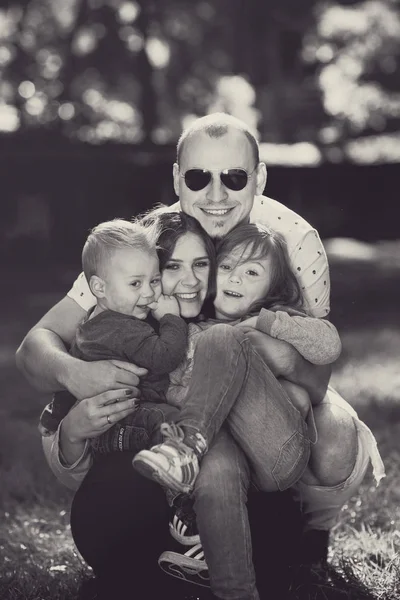 Heureux Famille Avec Enfants Jouant Dans Parc — Photo