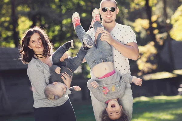 Família Feliz Com Crianças Brincando Parque — Fotografia de Stock