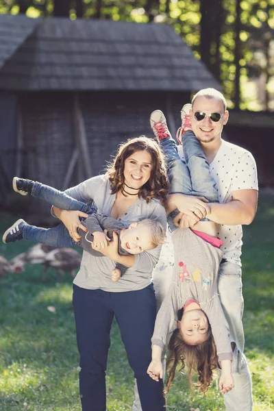 Heureux Famille Avec Enfants Jouant Dans Parc — Photo