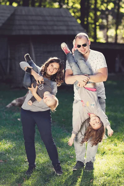 Heureux Famille Avec Enfants Jouant Dans Parc — Photo