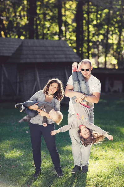 Família Feliz Com Crianças Brincando Parque — Fotografia de Stock