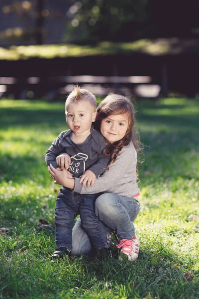 Crianças Felizes Brincando Grama Verde Parque Primavera — Fotografia de Stock