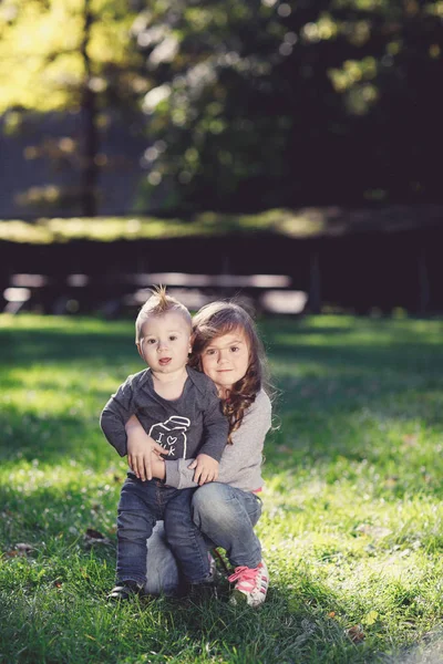 Glückliche Kinder Spielen Auf Grünem Gras Frühlingspark — Stockfoto